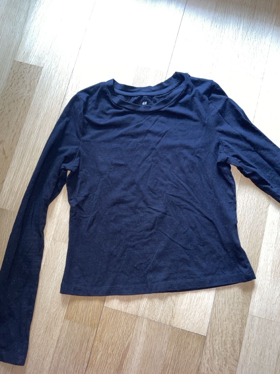H&M T-shirts: Schwarzes Longsleeve von H&M – D'occasion à Rüfenacht BE par Edinas_shop 1
