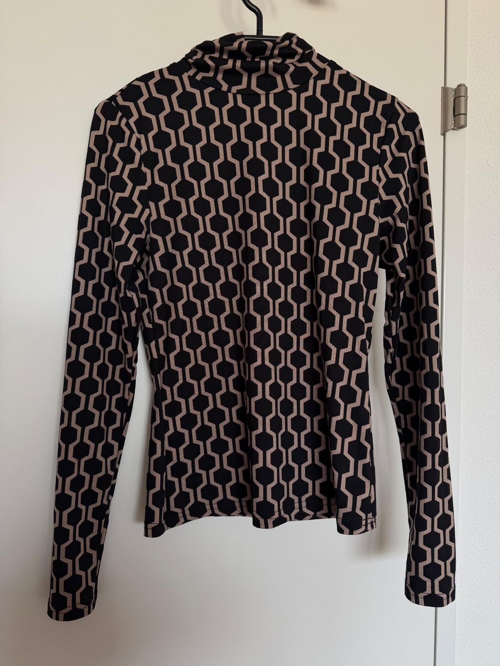 Pullover & Sweatshirts: Rollkragenpullover mit edlem Muster - S - wie NEU! – Neu (gemäss Beschreibung) aus Pfäffikon SZ von ansyyy