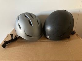Zwei Skihelme grau und schwarz