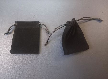 50x schwarzen Samtbeuteln 12x9cm / Pochette velours noir