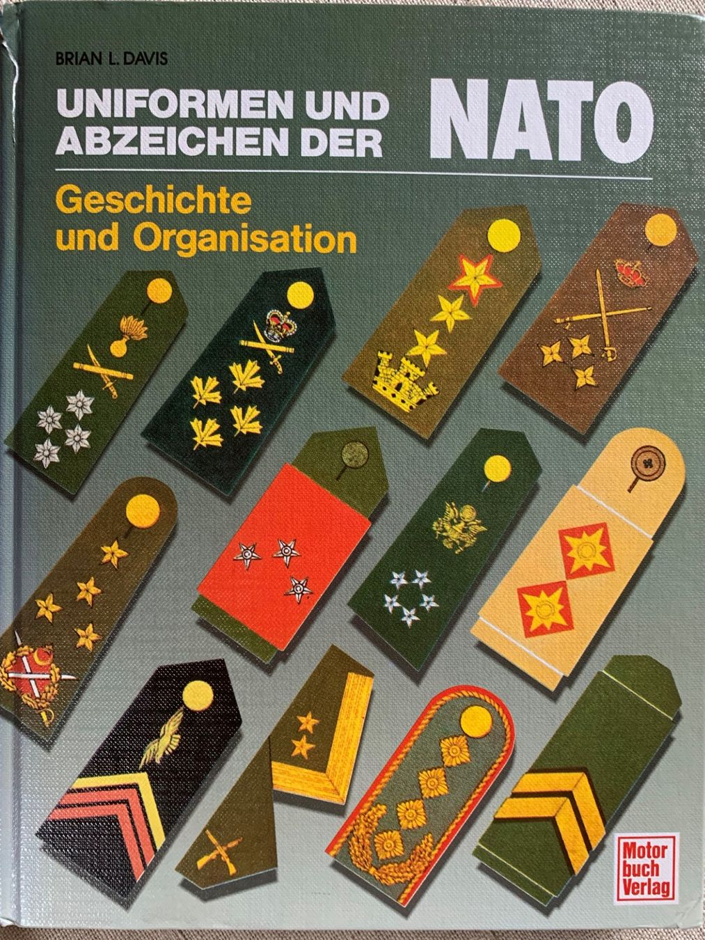 Libri: Uniformen und Abzeichen der NATO – Usato da Volketswil venduto da zwitsch33