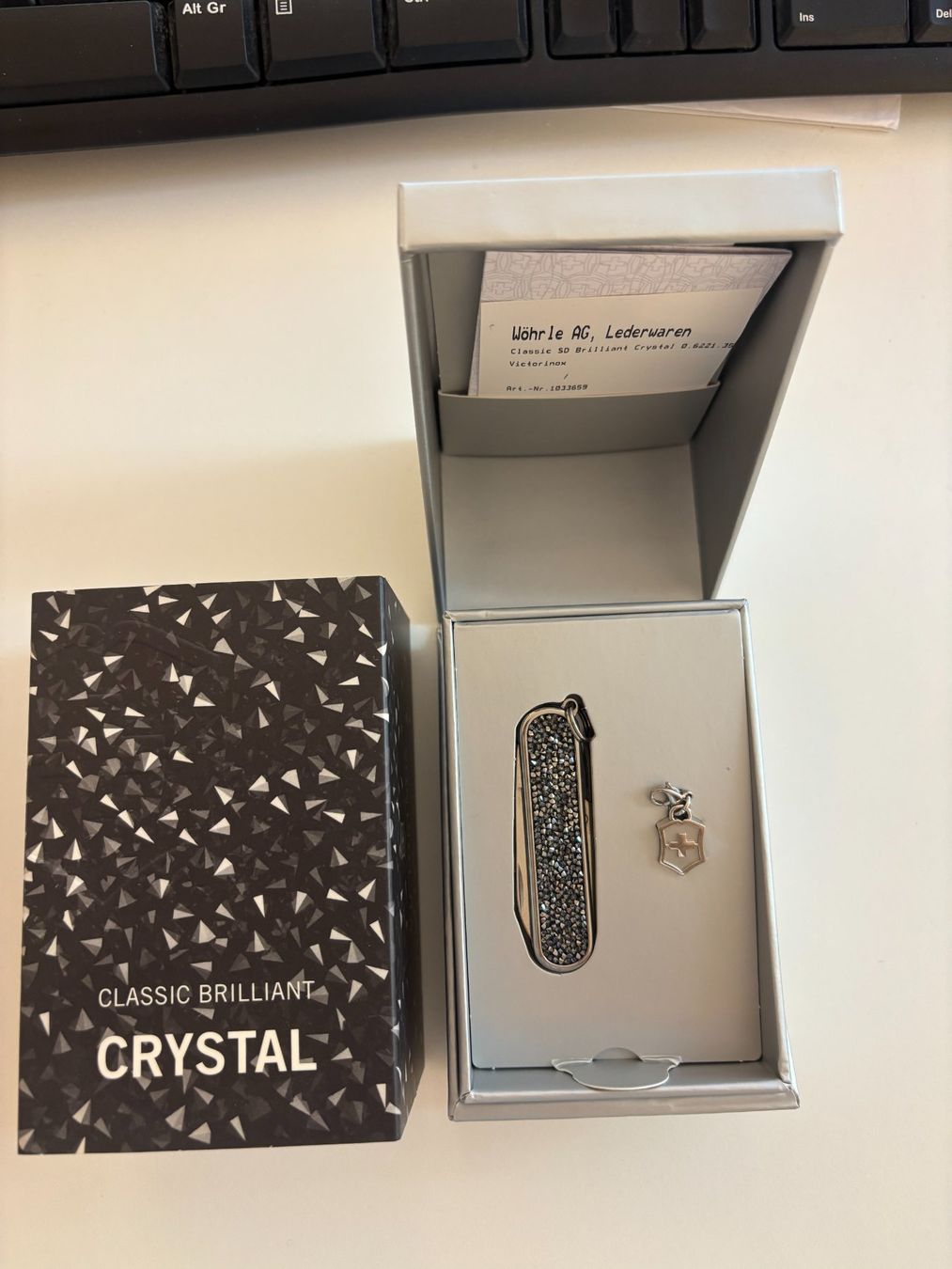 Coltelli tascabile: Classic Brilliant Crystal Victorinox – Nuovo e nell'imballaggio originale da Birrwil venduto da Hopsasa 1
