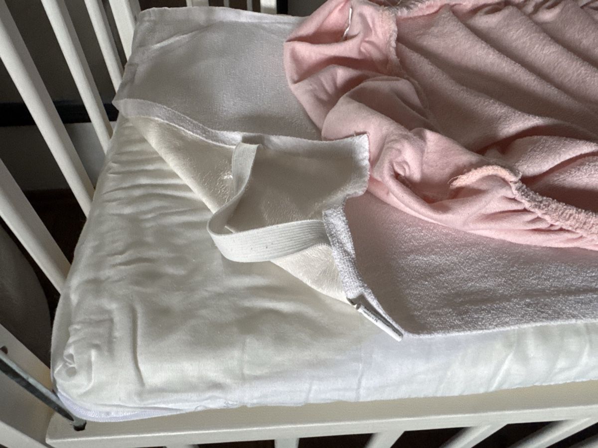 Wiegen & Stubenwagen: Baby cot with mattress & 2 fitted sheets, good cond. – Gebraucht aus Hugelshofen von vic_9yd2 2