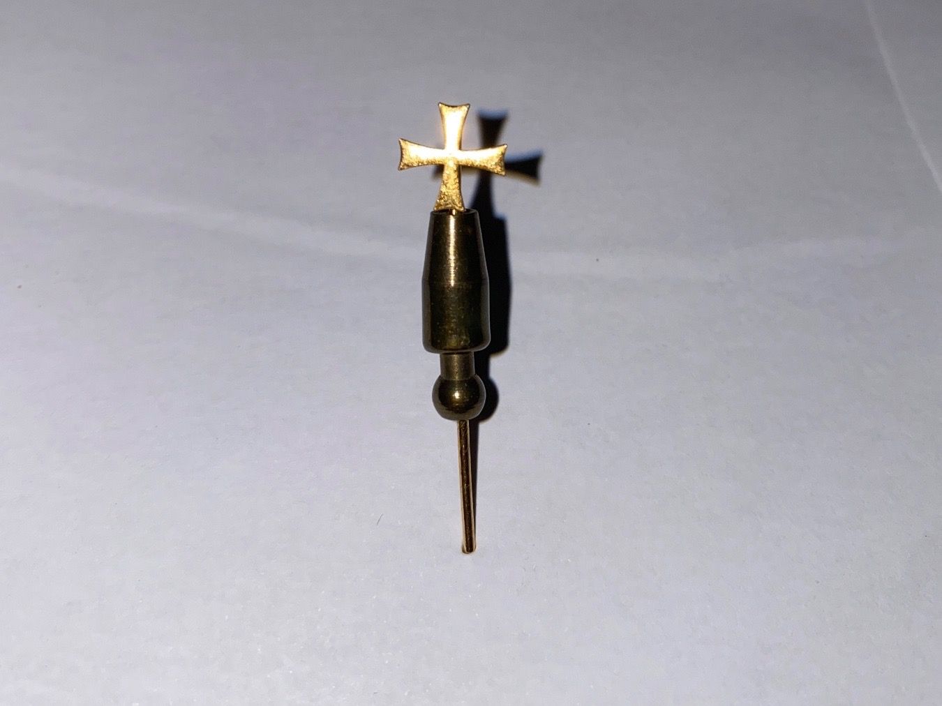 Plaquettes & Badges: EPINGLETTE - CROIX DE MALTE – D'occasion à Le Brassus par cinema13