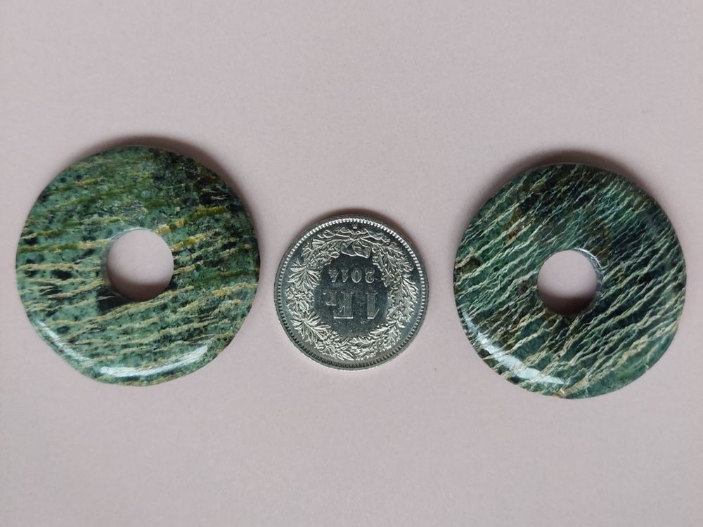 Magnesit Donut Anhänger 20 Mm Rund Mit Schwarzem Lederband – Schlichte Schmuck-Geschenkidee Für Damen