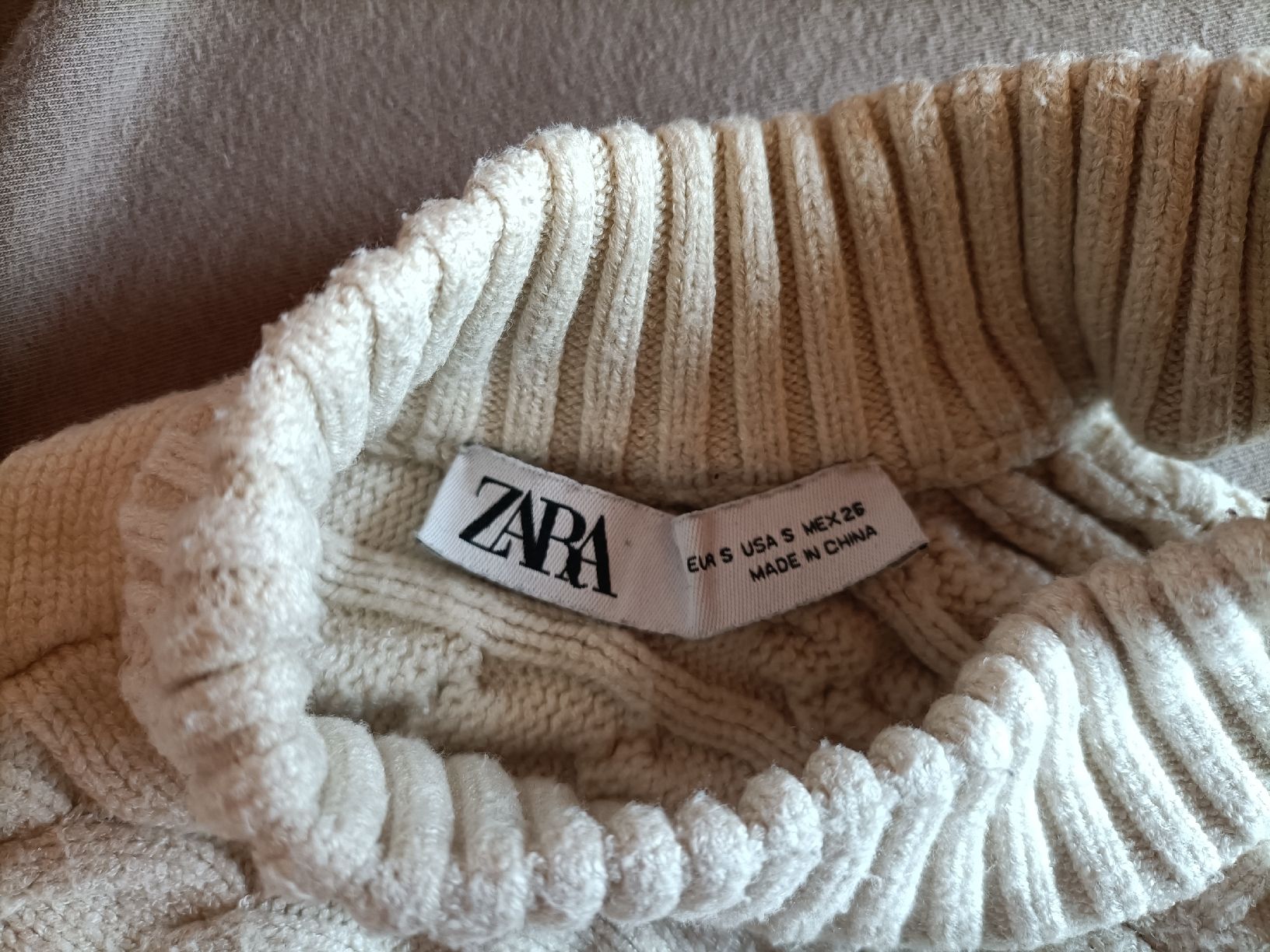 Zara Maglioni & Felpe: Strickpullover von ZARA mit Cut-Out, Gr. S Beige/ Weiss – Usato da St. Gallen venduto da jan_ccx7 2