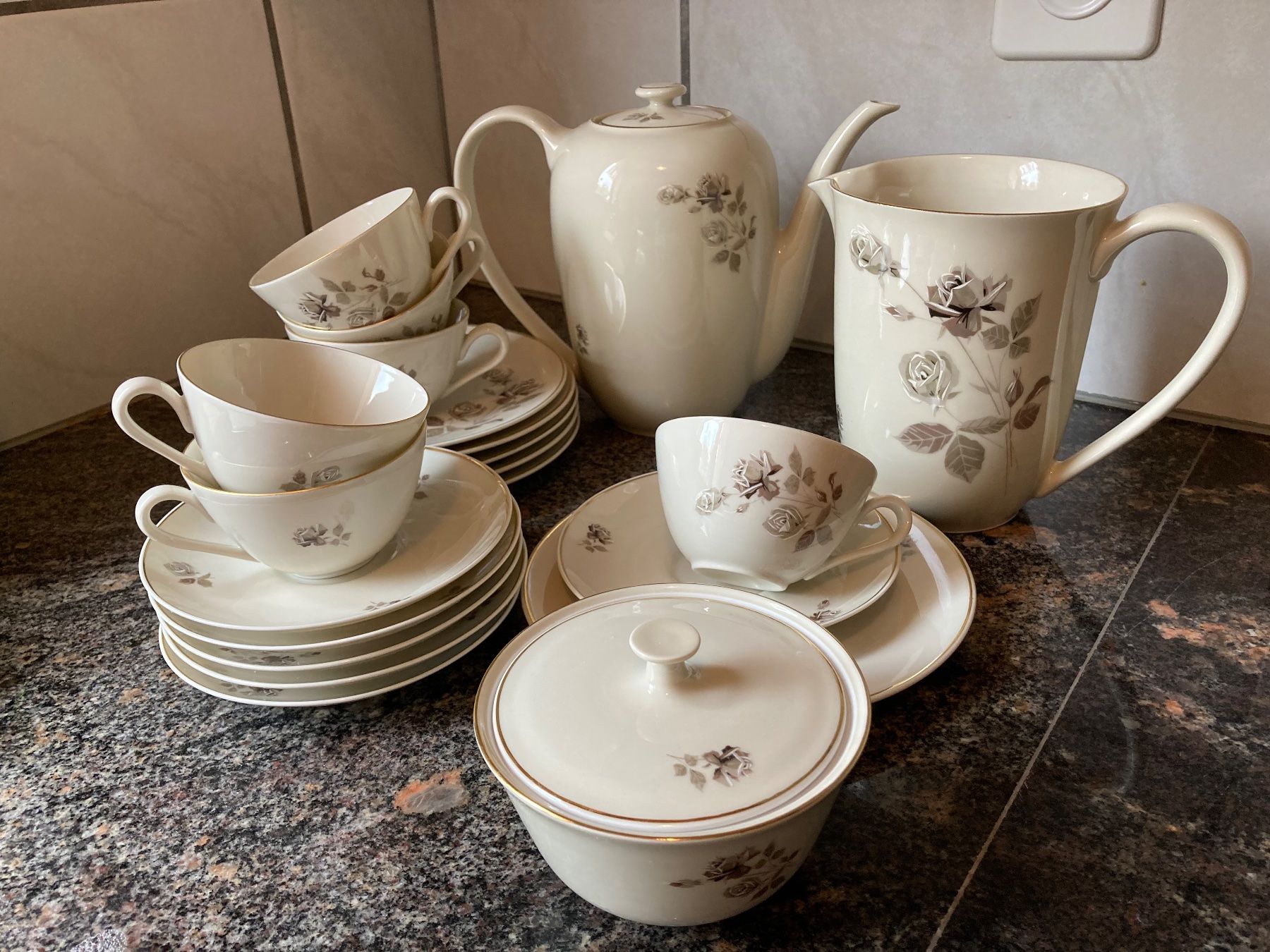 Set di piatti: Langenthaler Kaffeeservice, 21-teilig – Nuovo (secondo la descrizione) da Rüti b. Riggisberg venduto da katrin.reichenbach
