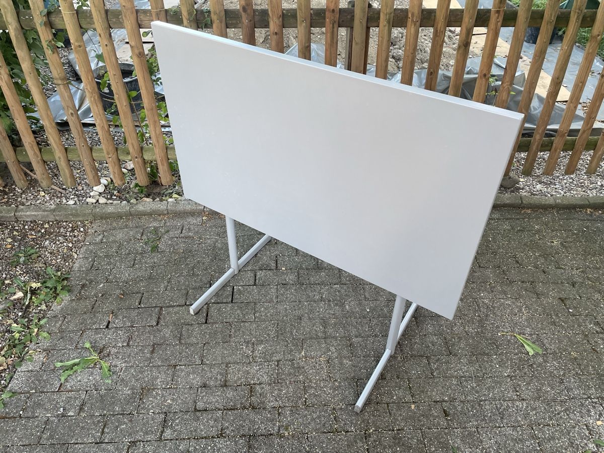Schaffner Tavoli: Schaffner Gartentisch grau – Usato da Winterthur venduto da Kingori 1
