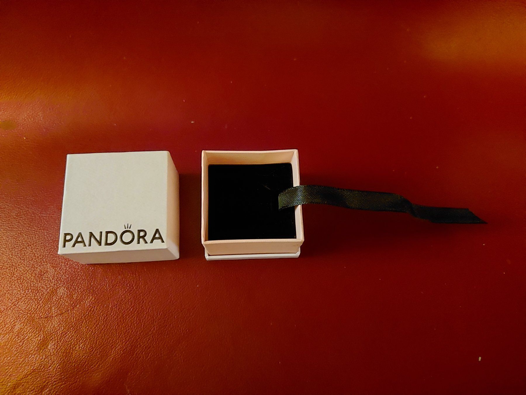Pandora Portagioie: Pandora Schmuckschachtel / Ringbox / Schmuckschatulle – Usato da Büttikon AG venduto da lca_v7pb 1