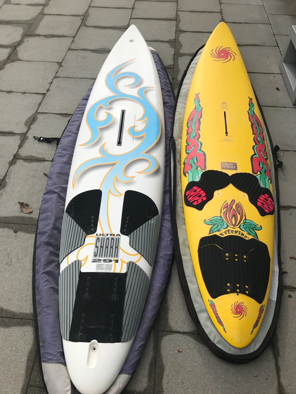Tavole da surf e di nuoto: 2x Surfbretter + 2x Segel + 1 Mast – Usato da Sutz venduto da bf-ltd