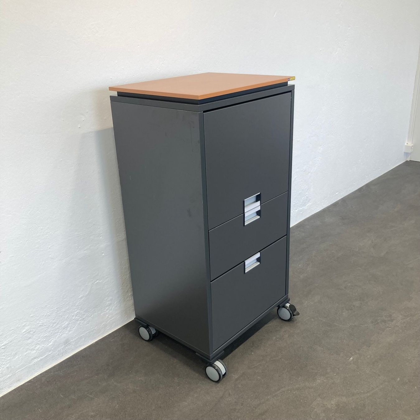 Banconi: Steelcase Moby Roll-Caddy - Anthrazit-Buche - mit A5 – Usato da Schönenwerd venduto da mcofficeshop 2