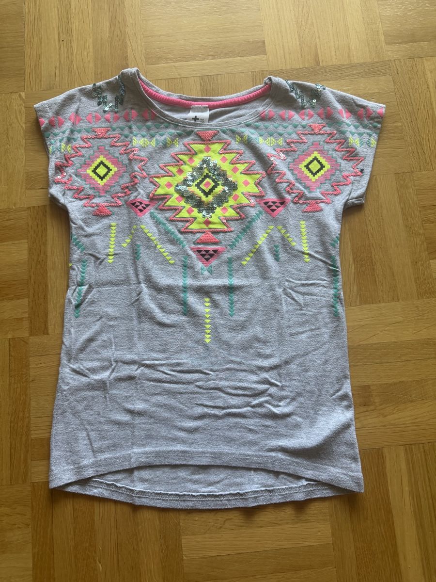 Camicette, T-shirt & Top: Mädchen T-Shirt Gr. 134 mit Pailletten – Usato da Kilchberg ZH venduto da Von_dutch