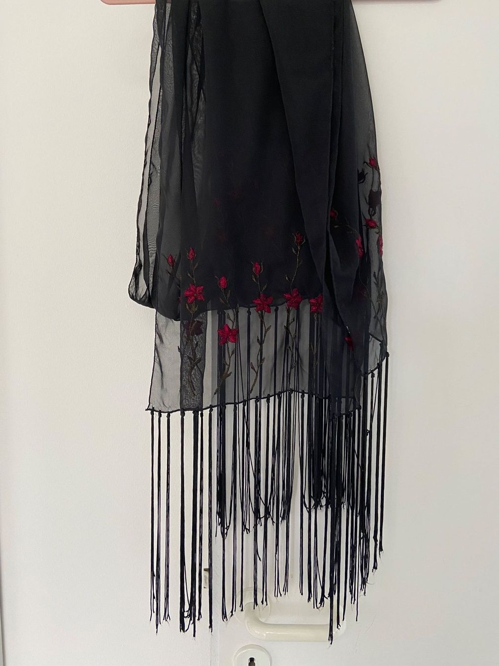 Globus Foulards, Tücher & Schals: Fransen Schal mit Blumen Applikation – Gebraucht aus Luzern von waterfront1 1