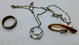 Konvolut mit Brosche, Anhänger, Kette und Ring