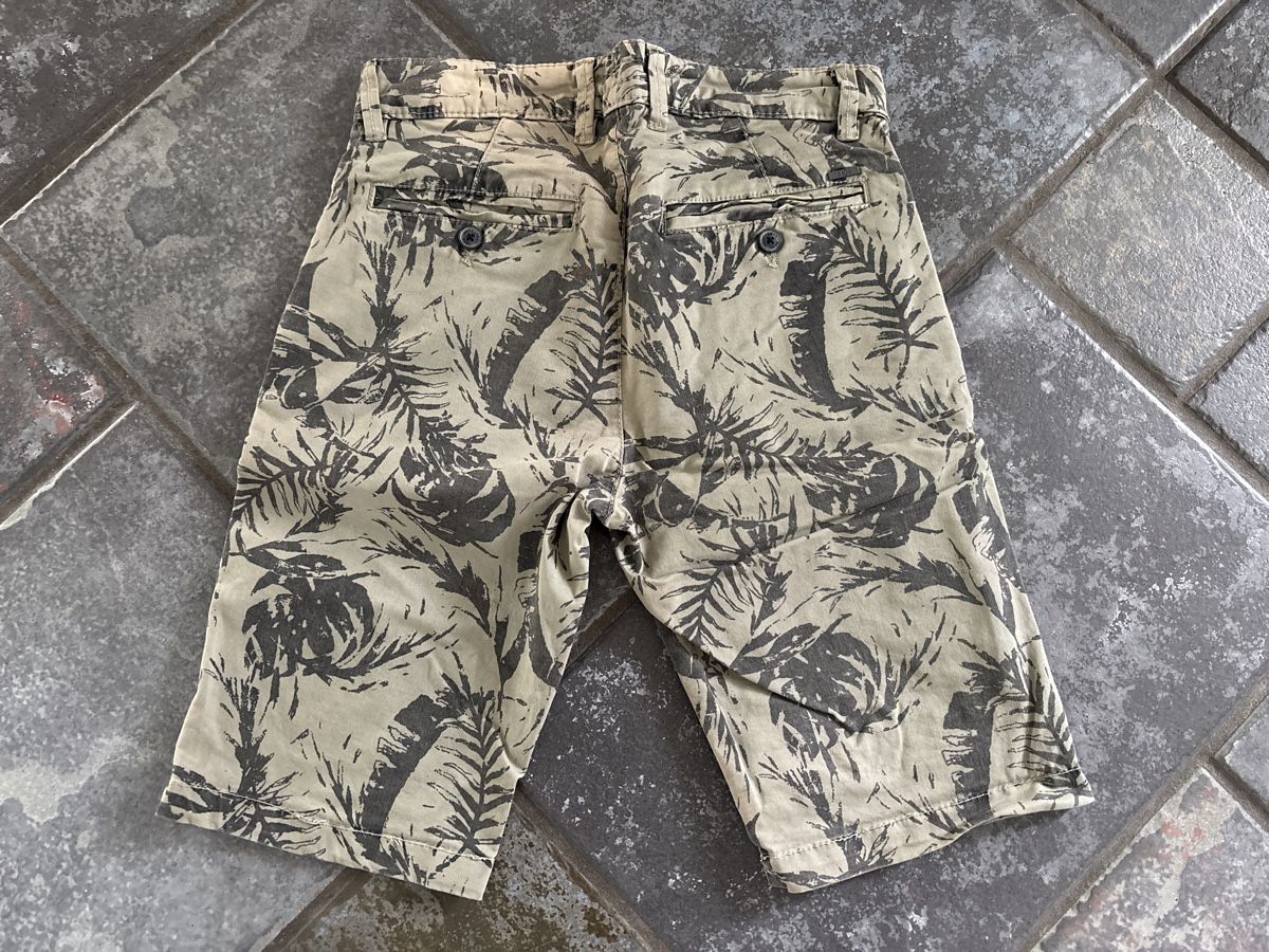 Pantaloni: SMOG Shorts mit Blättermuster, Grösse XS -Top! – Nuovo (secondo la descrizione) da Ernetschwil venduto da Csunday 1