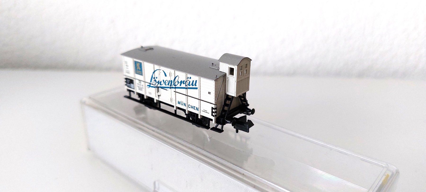 Trix Modelleisenbahnen: Minitrix 15927 Gedeckter Güterwagen mit Bremserhaus DB – Neu und originalverpackt aus Biberist von Ntrains 3
