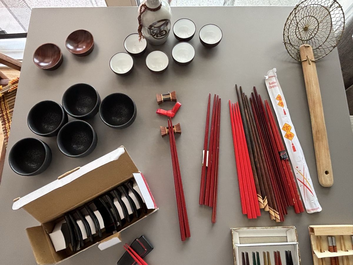 Set di piatti: Service Asiatique Spring vaisselle faite main – Nuovo e nell'imballaggio originale da Villeneuve VD venduto da Alakazam 3