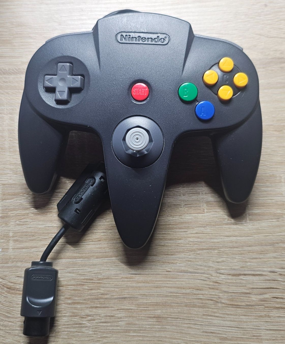 Nintendo Controller: Nintendo 64 Controller schwarz mit fabrikneuem Joystick – Usato da Ochlenberg venduto da on3x