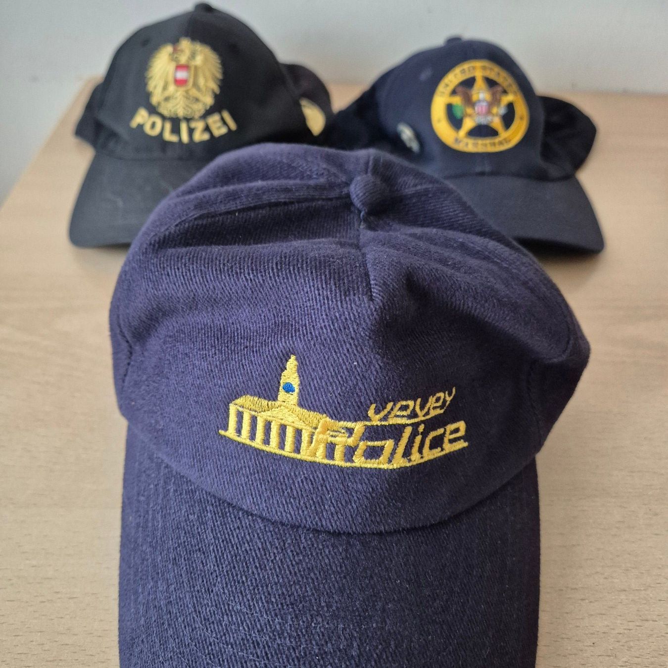 Copricapi, berretti & cappellini: Casquettes de Police – Usato da La Sarraz venduto da badges