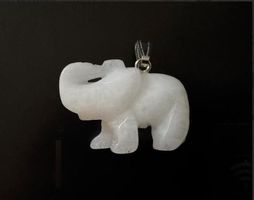 Natursteinanhänger Elefant weisser Jade 39mm mit Öse