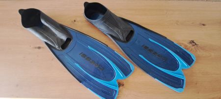 Diverse Wasserspielsachen, Flossen Grösse 33/34 und 35/36.