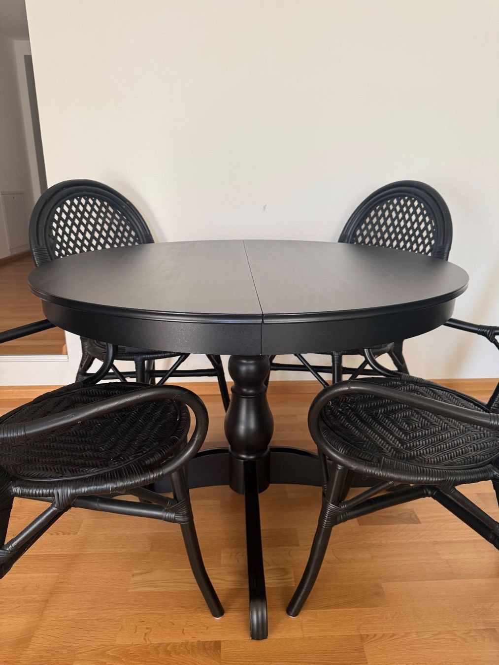 Ikea Tavoli: Schwarzer runder IKEA Esstisch mit 4 Rattanstühlen – Usato da Basel venduto da ana_2wwg 4