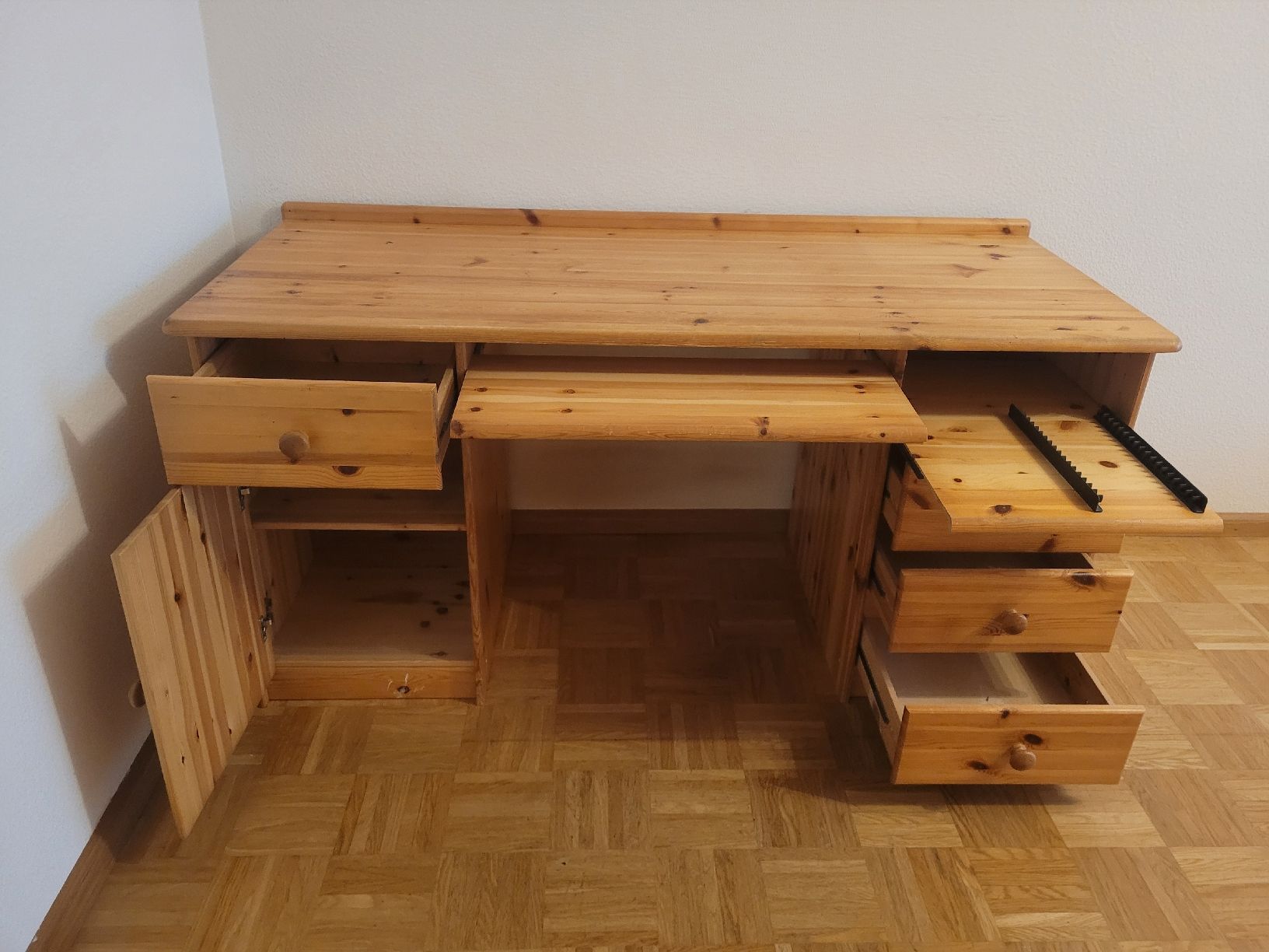 Scrivanie: Gratis Schreibtisch Holz – Usato da Basel venduto da Chantal125 1