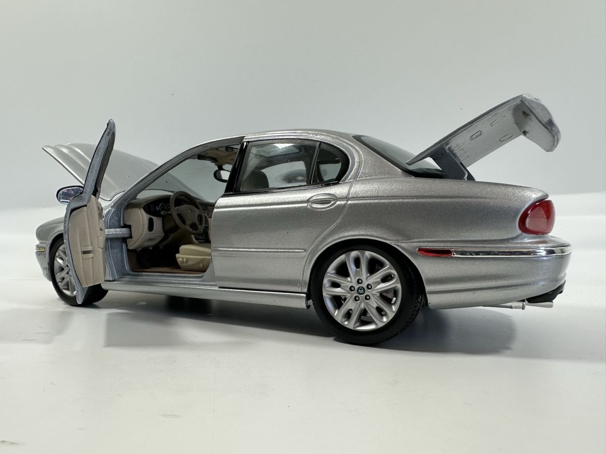 Maisto Modellini d'auto: Jaguar X-Type 3.0 1:18, silbrig, MAISTO  – Usato da Zofingen venduto da rf9_x2xt 7