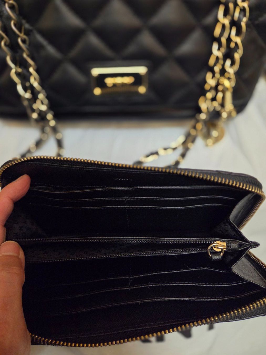 DKNY Taschen für Damen: DKNY Lederhandtasche mit Portemonnaie – Gebraucht aus Emmen von GrabandGo 8