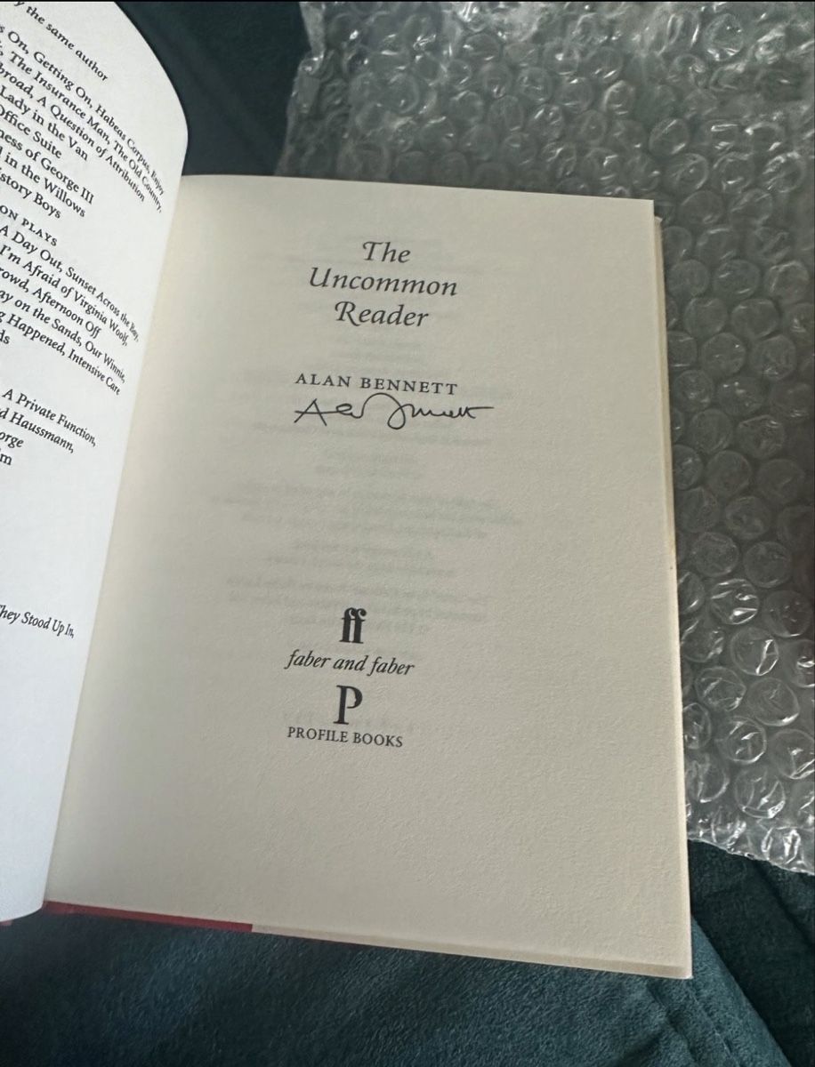 Libri: Alan Bennett - The Uncommon Reader signierte Ausgabe – Nuovo (secondo la descrizione) da Balgach venduto da ren_xy57 2