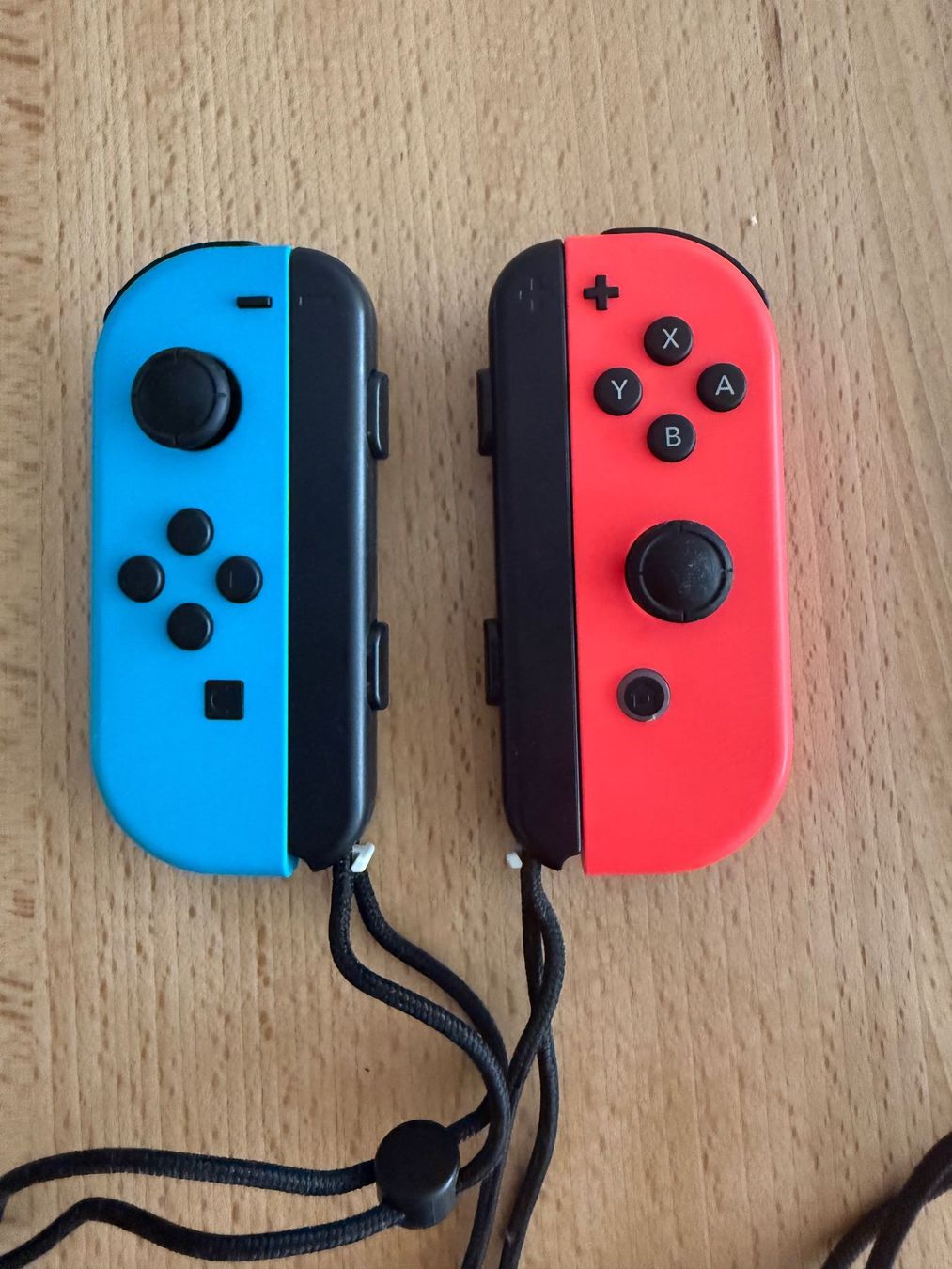 Nintendo Consoles: Nintendo Switch Joy-Con Controller Paar Rot Blau plus Grip – D'occasion à Spreitenbach par Jesset 1