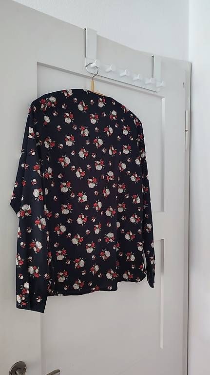 Camicette: Schwarze Bluse mit Blumenmuster / Black flower blouse – Usato da Zürich venduto da aba_6b6j 1
