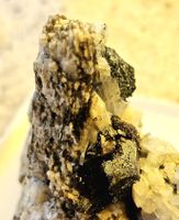 Mineral: Rutil Kniegelenk mit Rutil Pseudomprphose / Ilmenit