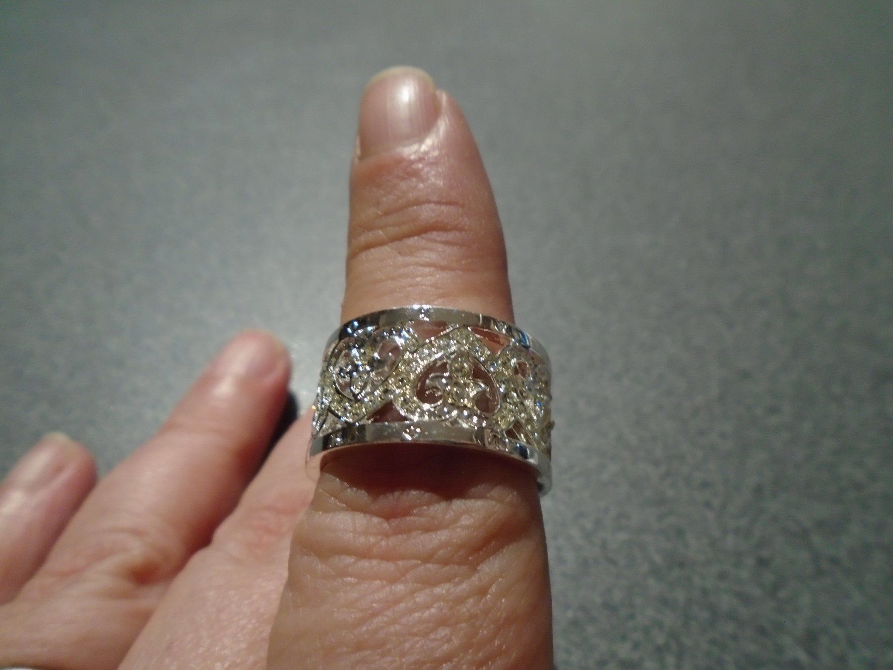 Ringe: Ring Size 9, silberfarbig, breit, Herzen – Neu und originalverpackt aus Zürich von abraxas1291
