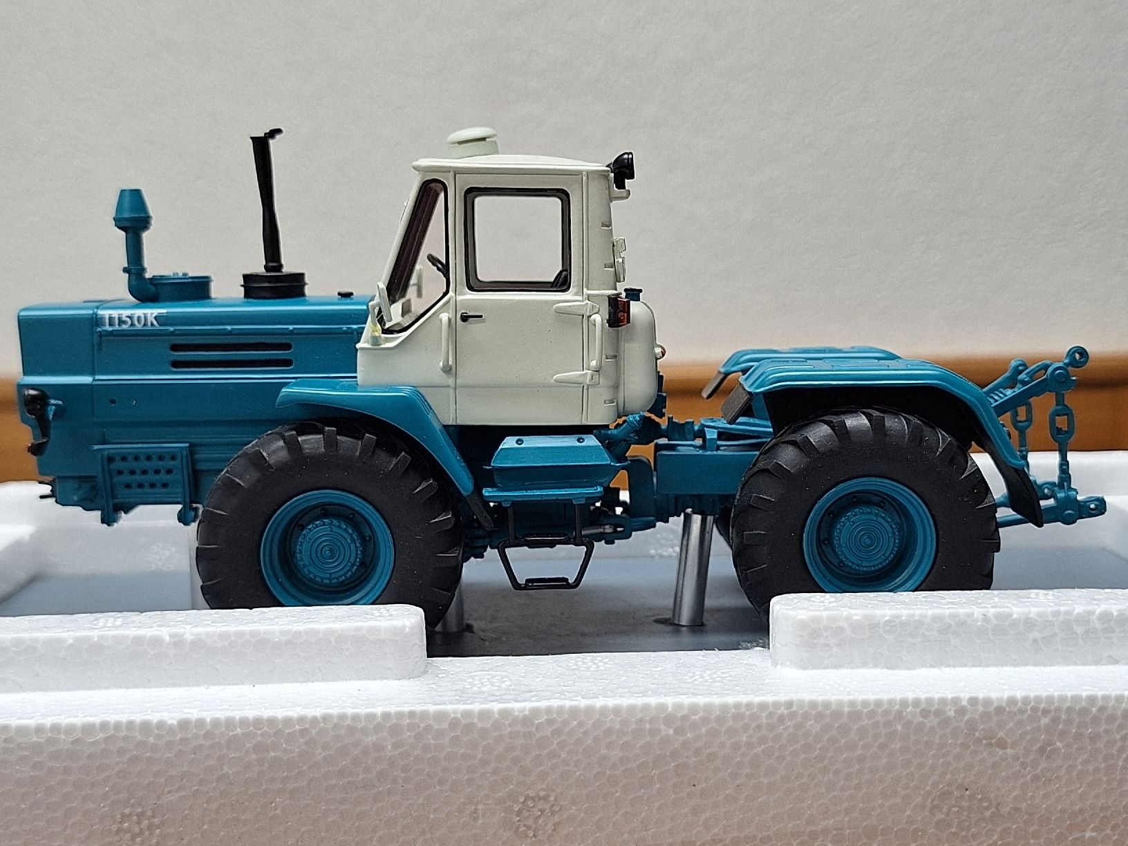 Schuco Kit di modellismo & Modellini statici: Schuco Charkow T-150 K – Nuovo e nell'imballaggio originale da Laupersdorf venduto da walmeister62 1