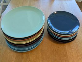 Set von 17 gebrauchten farbigen Ikea Tellern