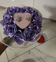 Bouquet avec boucles d’oreilles, Blumenstraus mit Ohrringe