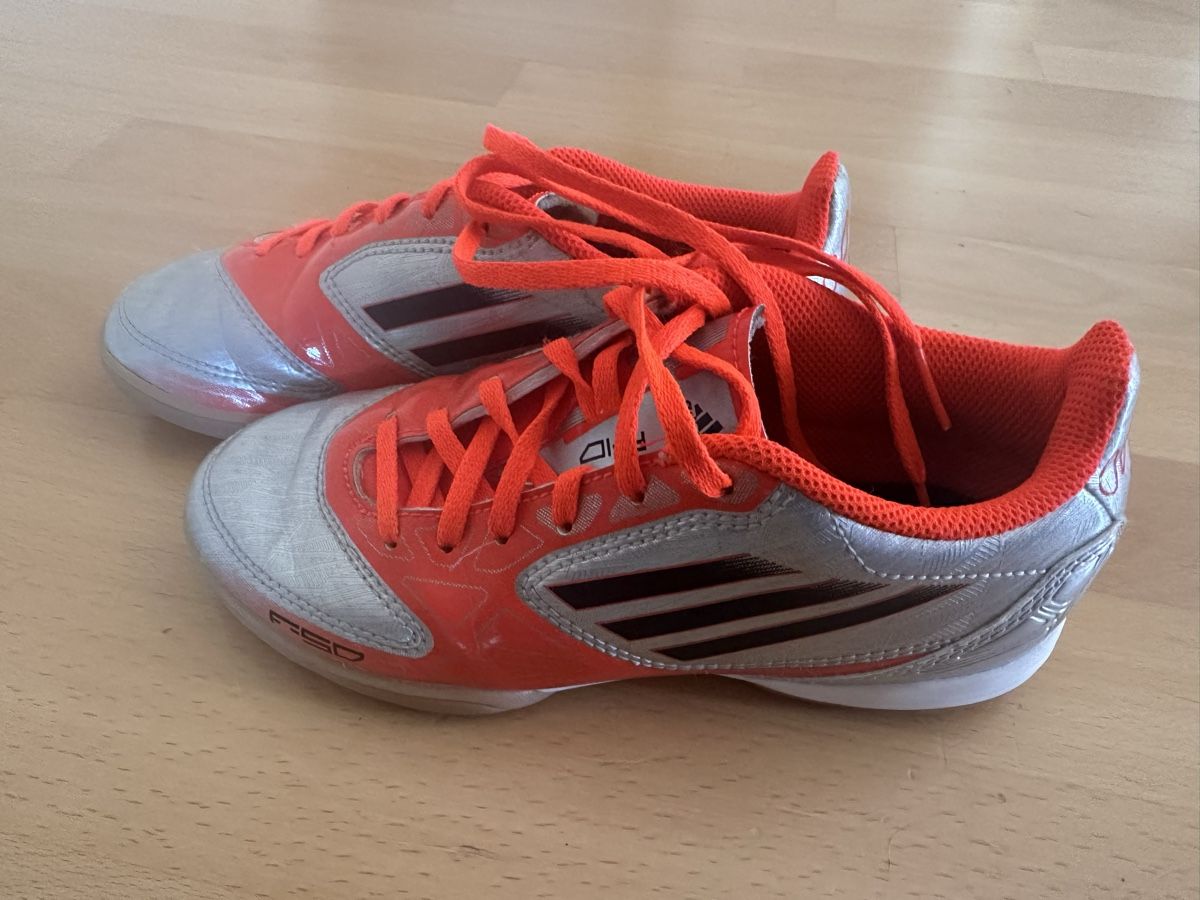 Scarpe per ragazzi: Fussball Hallenschuhe Adidas – Nuovo (secondo la descrizione) da St. Gallen venduto da SaryK 1