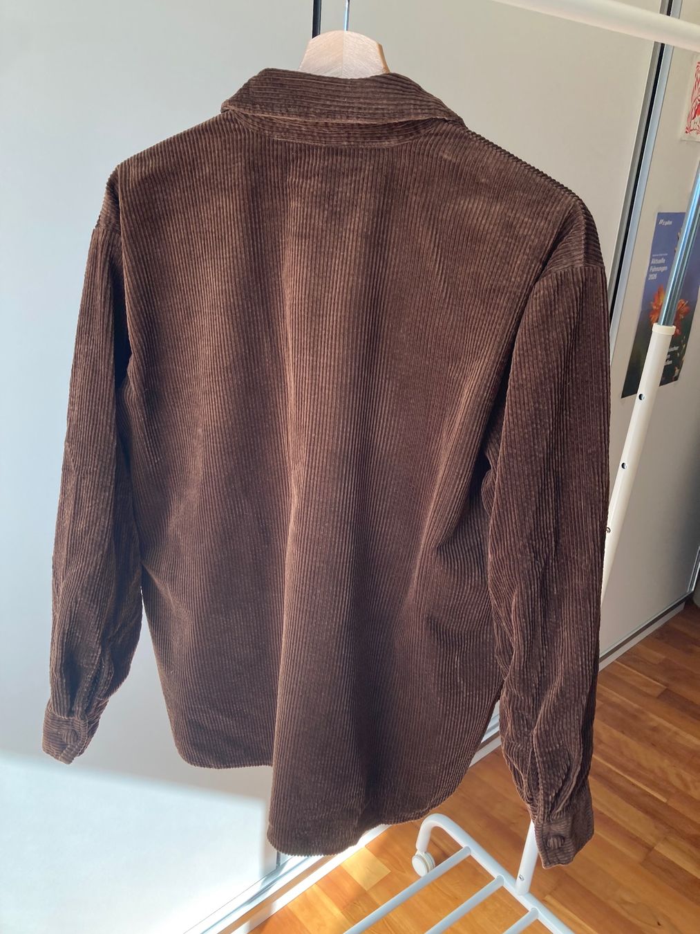 Pull&Bear Hemden: Pull & Bear oversized Cordhemd – Gebraucht aus Mörschwil von een_9yyh 2