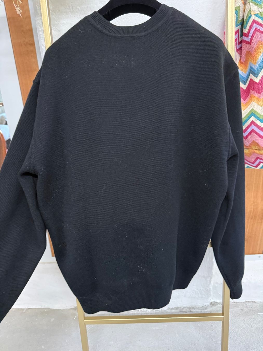 Chanel Maglioni & Felpe: Pullover Chanel schwarz Gold Logo Muster gebraucht – Nuovo e nell'imballaggio originale da Lutzenberg venduto da Schatzkiste88 3