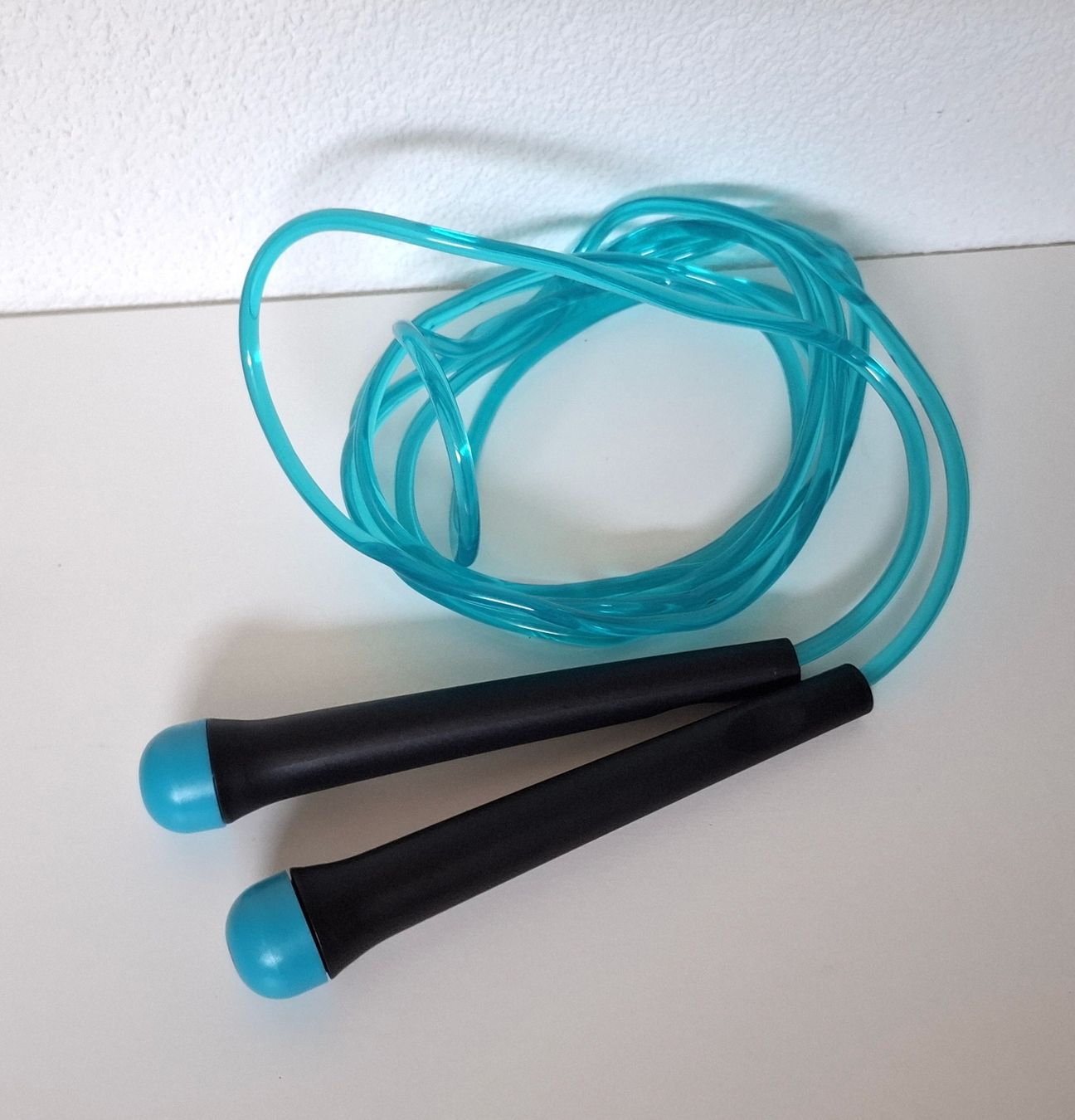 Springseile: Springseil blau-schwarz mit Kunststoffseil & drehbare Griffe – Gebraucht aus Lupfig von nik_7sxm