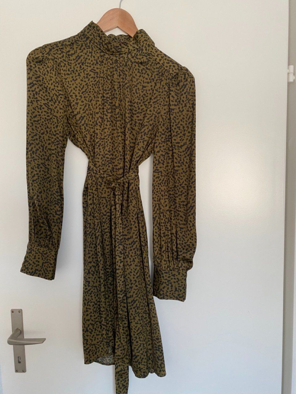 Kleider: Midikleid mit Taillengürtel, M – Neu (gemäss Beschreibung) aus Zumikon von Frauenecke