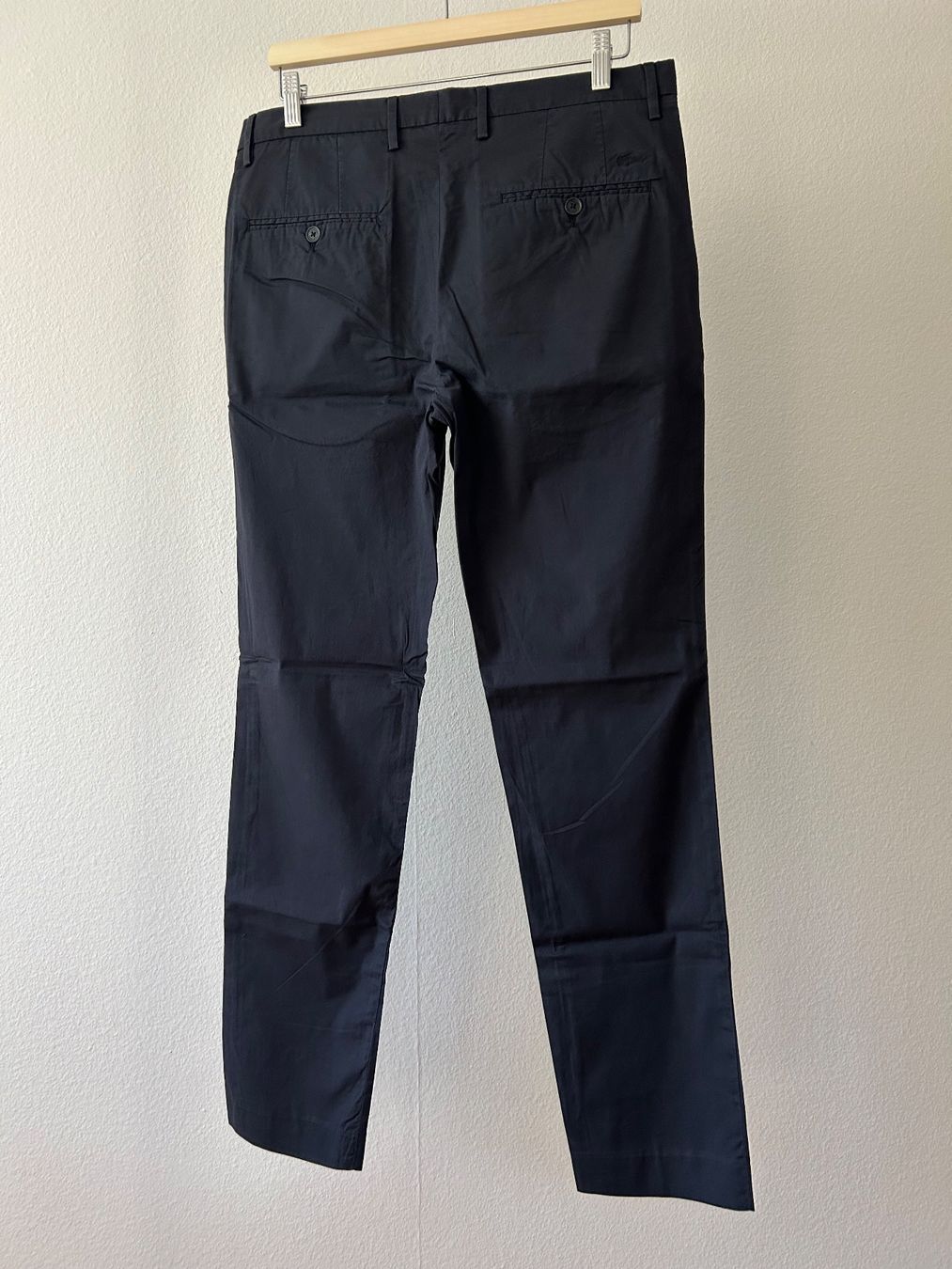 Lacoste Pantaloni: Lacoste Slim Fit Trousers – Usato da Zürich venduto da _nathalie_ 1