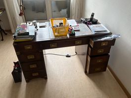 Schreibtisch massiv Holz mit Messingbeschlägen, Vintage L...