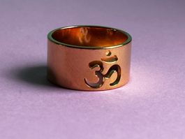 Ring goldig Symbol Om (54/57/60)