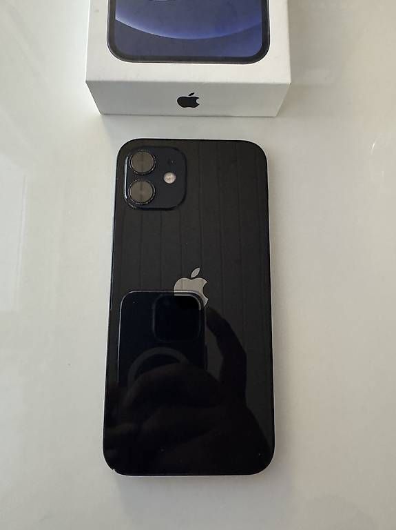 Portables: iPhone 12 64 GB Schwarz inkl. Akkuhülle – D'occasion à Wädenswil par Jordan2062 1
