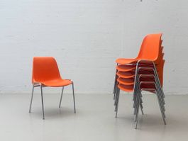 Orangene Stapelstühle "Europa" von Helmut Starke für Embru