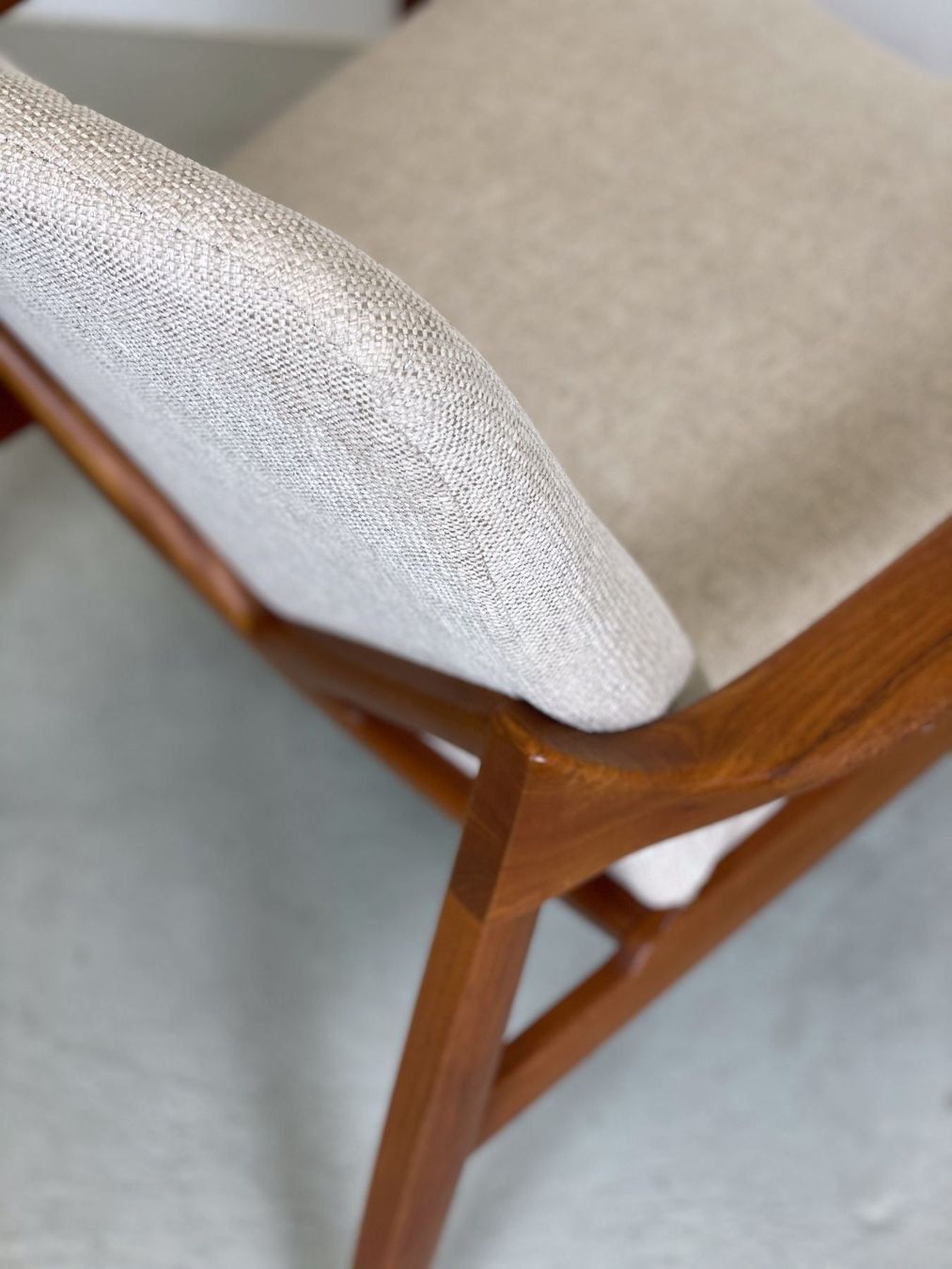 Poltrone: Danish Teak Easy Chairs Kindt Larsen 60s – Usato da Basel venduto da MidMod20C 9