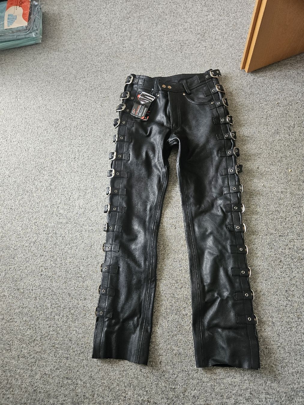 Pantaloni: Echtleder Hose mit Schnallen,Grösse 30 inch = Grösse 38 – Nuovo e nell'imballaggio originale da BALTERSWIL venduto da Black-Morphis 1