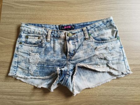 Short en jeandestroyed bleu clair taille XS pour l'été